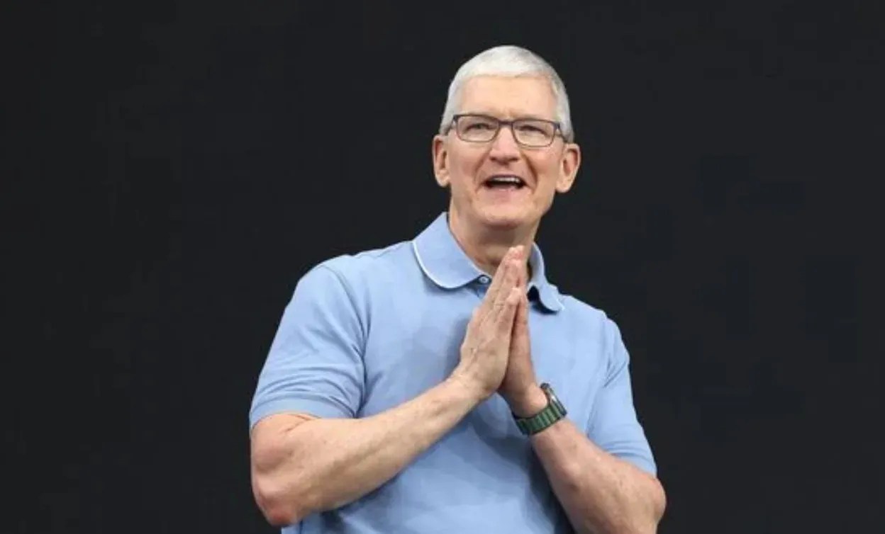 Tim Cook Mash Ra2q1248