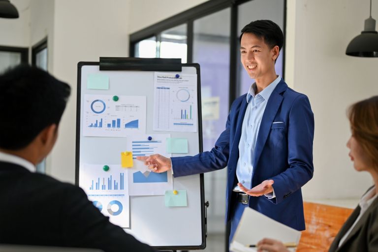 How to Pitch Your Business to Investors When You Don’t Have a Network